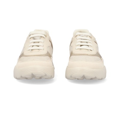 Sapatilhas bege com atacadores brancos e sola espessa vistas de frente