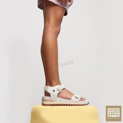 Sandálias brancas de tiras com sola numa plataforma amarela