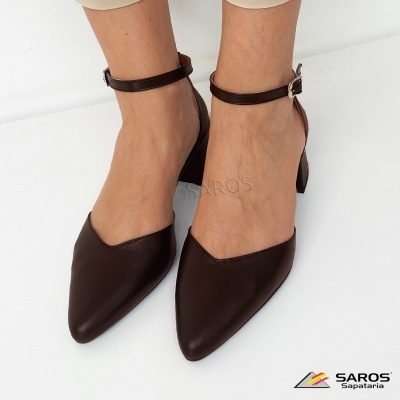 Sapatos castanho escuro com salto e fivela no tornozelo