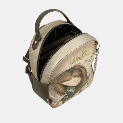 Mochila pequena bege com imagem de menina ilustrada e texto dourado Anekke