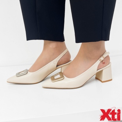 Sapatos de salto médio bege claro com fivela dourada e pendente vermelho Xti