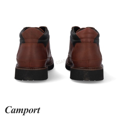 Sapatos castanhos de pele com sola preta vistos de trás