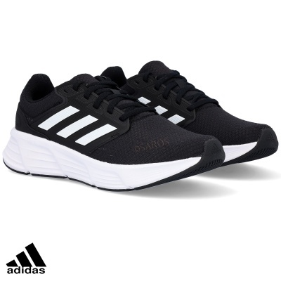 Sapatilhas Adidas pretas com riscas brancas e sola branca
