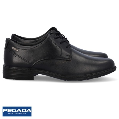 Sapatos lacados pretos de couro com atacadores e sola preta, etiqueta PEGADA, em fundo branco