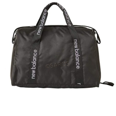 Mala desportiva preta New Balance com alças e fecho superior