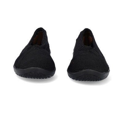 Par de sapatos pretos em malha com sola preta vistos de frente