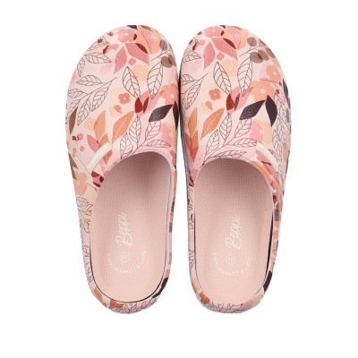 Chinelos rosa com padrão floral e texto Bepi no interior