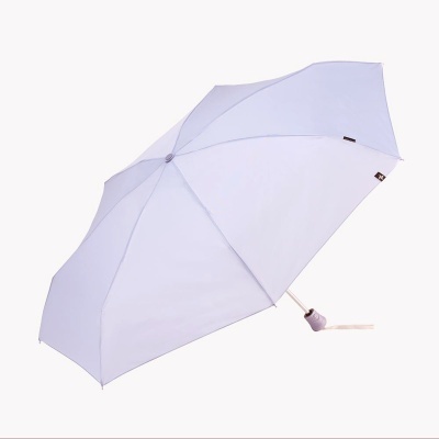 Guarda-chuva lilás claro aberto com punho roxo sobre fundo branco