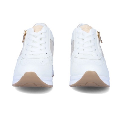 Par de ténis brancos com sola castanha e fecho dourado lateral