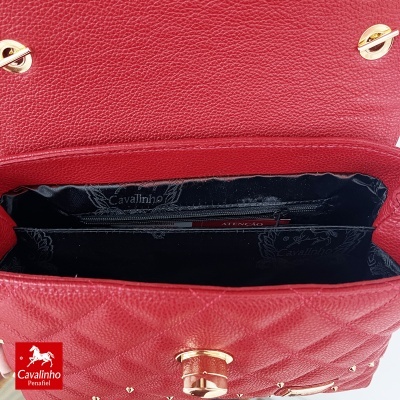 Mala vermelha com interior preto e detalhes dourados