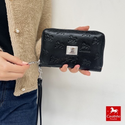 Carteira preta em pele com relevo de cavalos e placa metálica