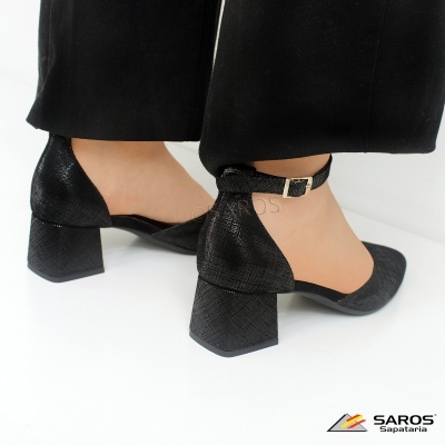 Sapatos pretos de salto médio com tira no tornozelo e textura tipo pele de cobra