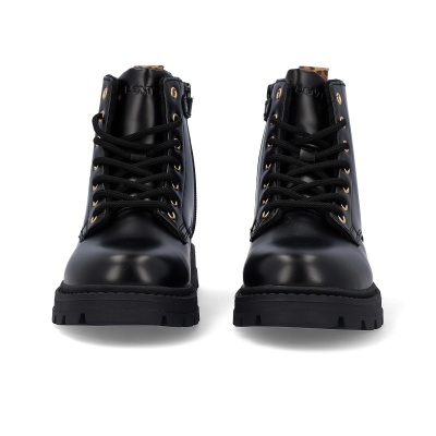 Botas pretas tipo coturno em couro com atacadores e ilhós dourados