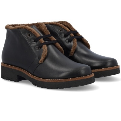 Botas pretas com forro de pelo castanho e atacadores pretos