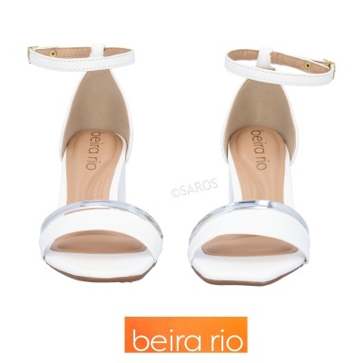 Sandálias de salto alto brancas com tira translúcida e logo beira rio