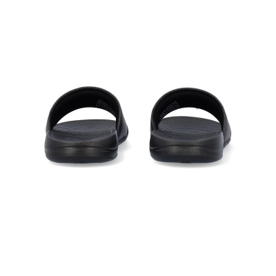 Chinelos desportivos pretos com sola e tira grossa vistos de trás