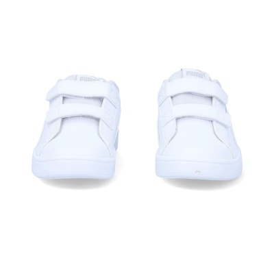 Sapatilhas brancas Puma com fecho de velcro vistas de frente