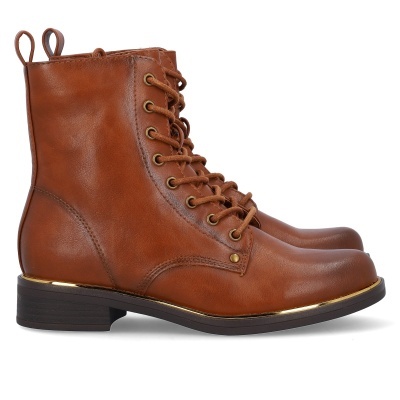 Botas castanhas de couro com atacadores e sola preta com detalhe dourado