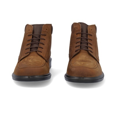 Par de botas castanhas de pele com atacadores e sola preta