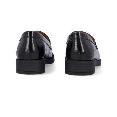 Sapatos masculinos pretos em couro brilhante vistos de trás