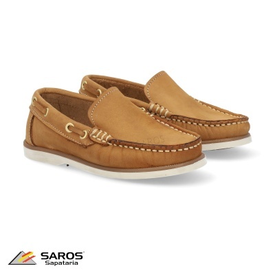 Mocassins masculinos castanhos claro em pele com sola branca e cordão decorativo
