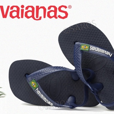Chinelos Havaianas azuis com tiras azuis e etiqueta com bandeira do Brasil
