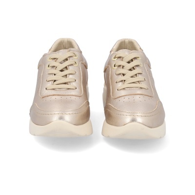 Par de ténis cor champanhe com solas brancas