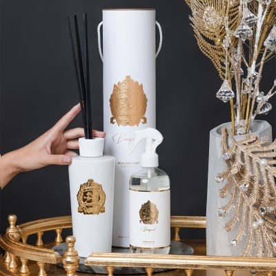 Conjunto de aromatizadores de ambiente com embalagem branca e detalhes dourados