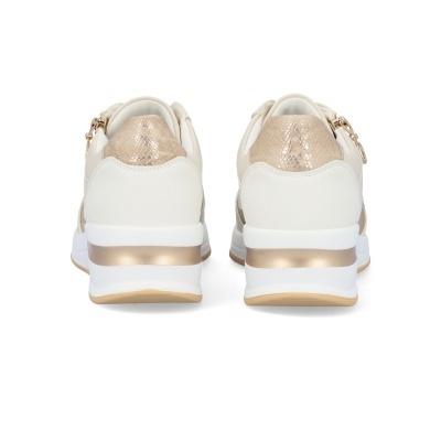 Ténis brancos com detalhes dourados vistos de trás