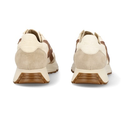 Par de sapatilhas New Look bege e castanho vistas de trás