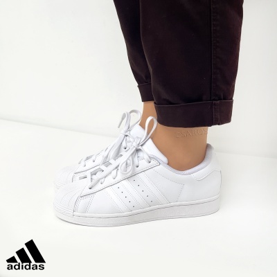 Ténis Adidas Superstar brancos com três riscas e biqueira texturizada