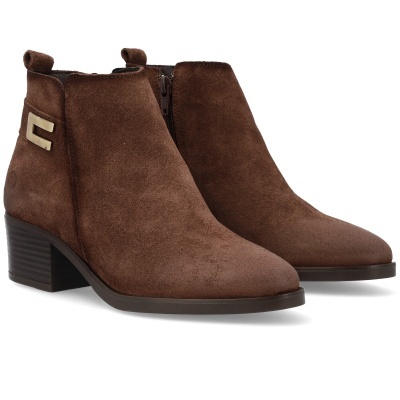 Botins castanhos em camurça com salto grosso e detalhe metálico