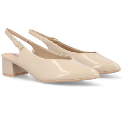 Sapatos de salto baixo bege em verniz com tira ajustável