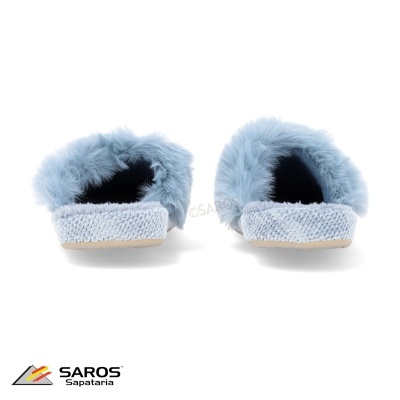 Chinelos de pelo azul claro vistos de trás, sobre fundo branco, com logo SAROS