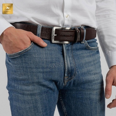 Cinto castanho de couro com fivela metálica em calças de ganga azuis