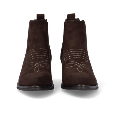 Botas castanhas de camurça com bordados claras e sola preta sobre fundo branco