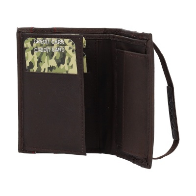 Carteira masculina em pele castanha com cartões camuflados