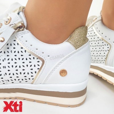 Sapatos femininos brancos com detalhes dourados e bege