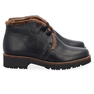 Botas pretas com pelo castanho e atacadores pretos em fundo branco
