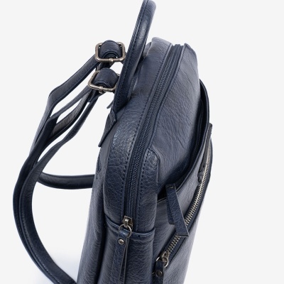 Mochila de couro azul escuro com fechos metálicos e alças ajustáveis