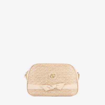 Bolsa pequena bege com padrão branco, laço e emblema dourado