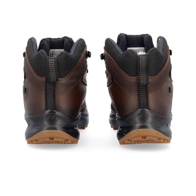 Botas castanhas para trilhos vistas de trás com solas castanhas claras e detalhes a preto