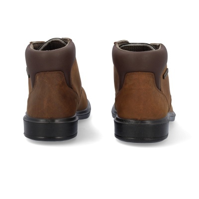 Vista traseira de botas castanhas com sola negra