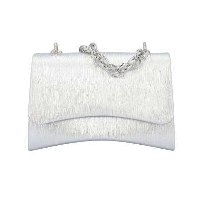 Mala de mão prateada com textura e corrente metálica