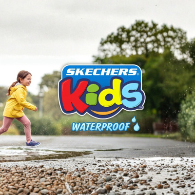 Crianças a correr em estrada molhada com roupas coloridas e sapatos Skechers Kids waterproof