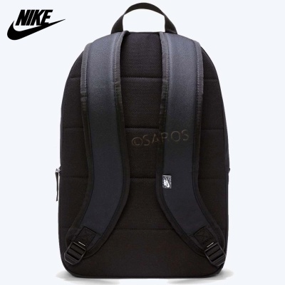Mochila preta Nike vista pelas costas com alças acolchoadas