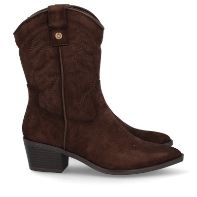 Botas castanhas de camurça com tacão médio e bordados decorativos