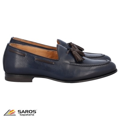 Sapatos mocassins de couro azul com franjas castanhas