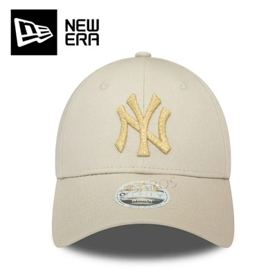 Boné bege New Era com logótipo NY amarelo e etiqueta prateada na aba.
