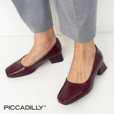 Sapatos de salto médio em verniz cor vinho com bico quadrado